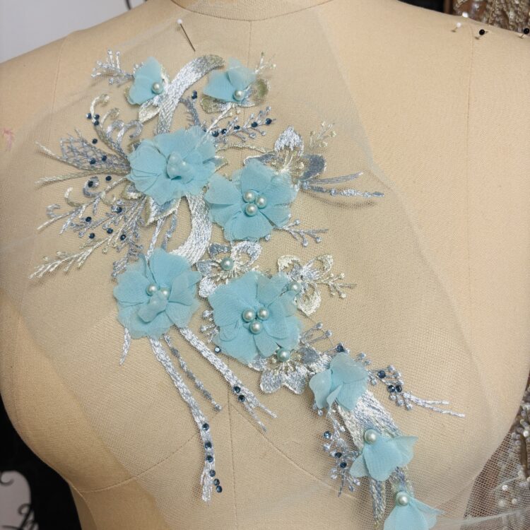 Sarah Applique floral pearl 12.5" x 6" mint