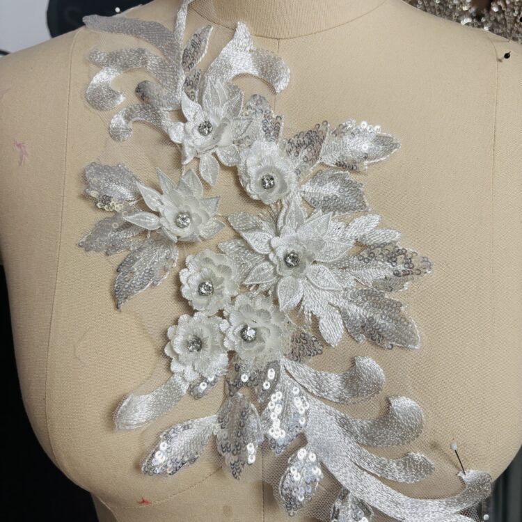 Mia Floral patch 15" x 6" white