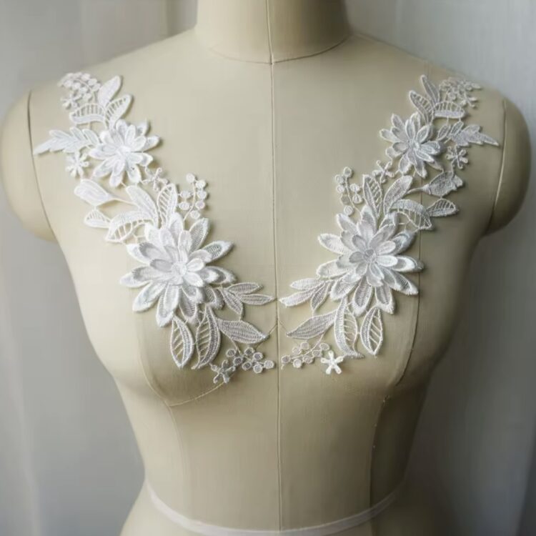 Daisy Applique 9" x 3" White