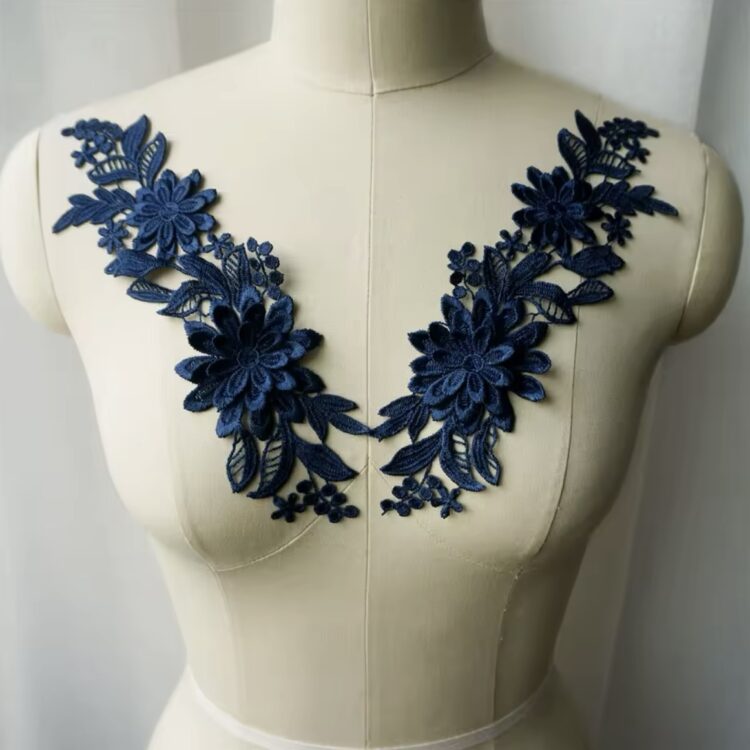 Daisy Applique 9" x 3" navy