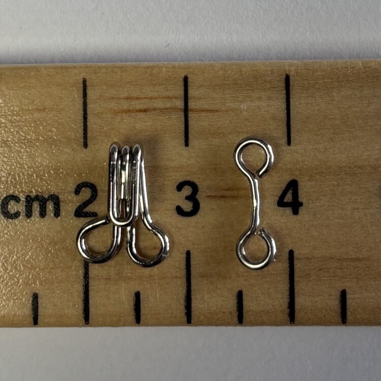 silver hooks and bars size 3 (25 pairs).